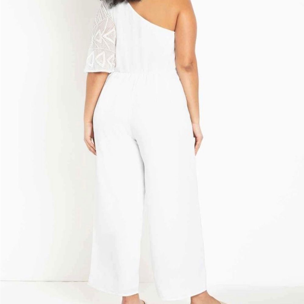 One shoulder white jumpsuit from Eloquii.
Size 18
Beaded detail on top.
Purchase - Picture 2 of 11